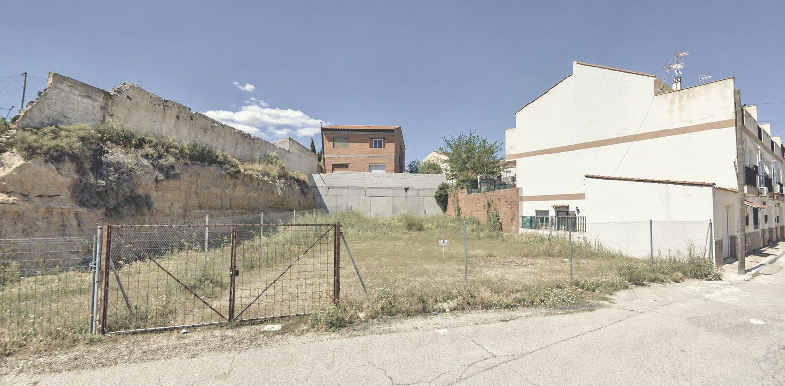 Fotografía del solar vacío desde la calle antes del proyecto
